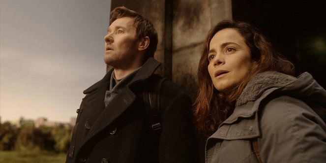 Temná hmota - V žáru vyhaslých hvězd - Z filmu - Joel Edgerton, Alice Braga