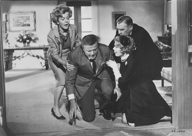 Die Vermählung ihrer Eltern geben bekannt - Filmfotos - Joanna Barnes, Brian Keith, Linda Watkins, Leo G. Carroll