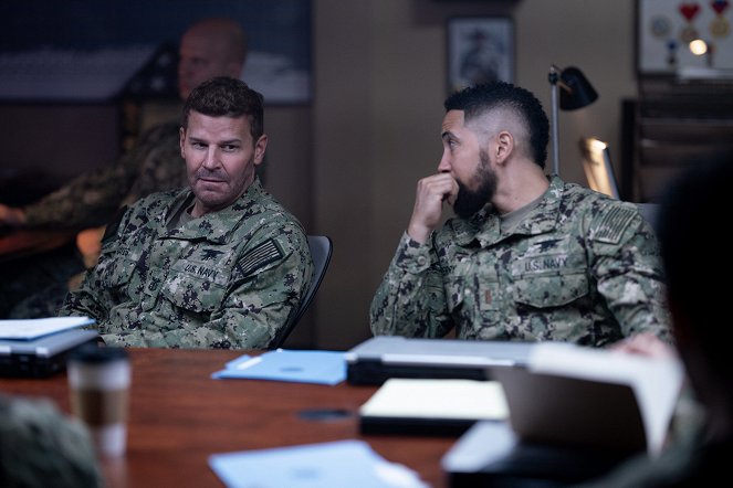 SEAL Team - Ships in the Night - Photos - David Boreanaz, Neil Brown Jr.