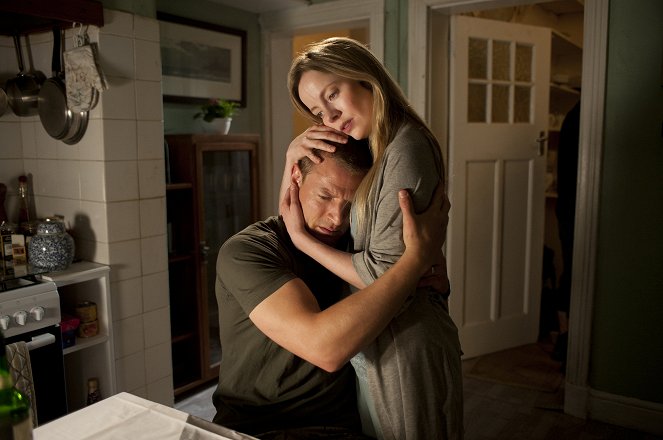 Strike Back - Vengeance - Episode 1 - Photos - Philip Winchester, Alexandra Moen