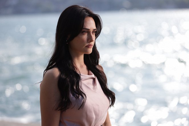 Zamanın Kapıları - Episode 9 - Photos - Esra Bilgiç Töre