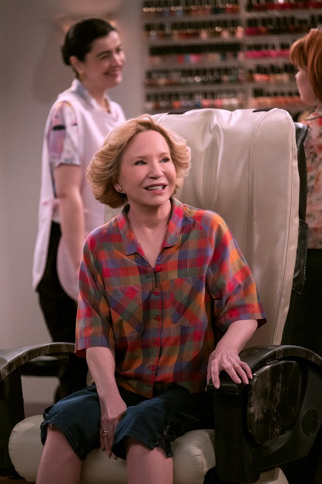 That '90s Show - Season 3 - Two Princes - Photos - Debra Jo Rupp