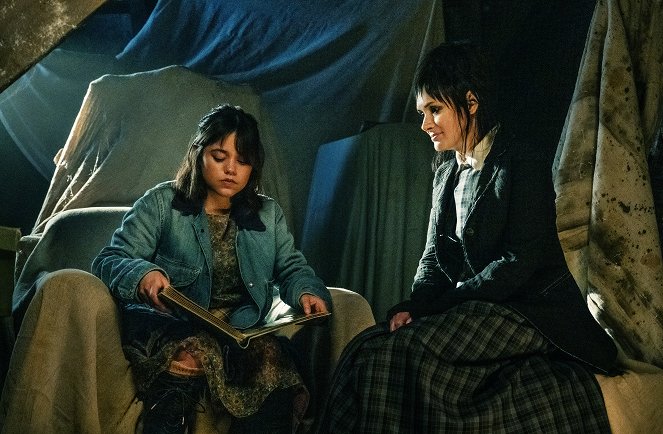 Beetlejuice Beetlejuice - Z filmu - Jenna Ortega, Winona Ryder