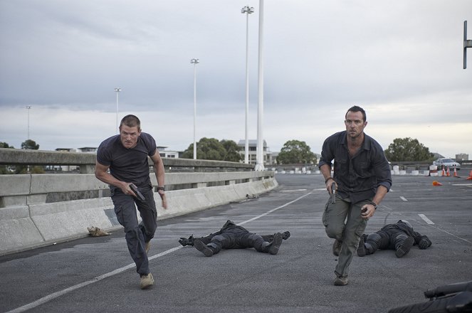 Strike Back - Episode 5 - Van film - Philip Winchester, Sullivan Stapleton