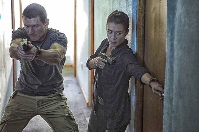 Strike Back - Episode 3 - Do filme - Philip Winchester, Michelle Lukes