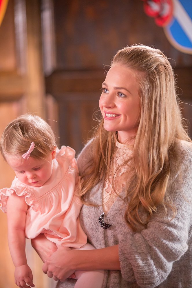 Mother's Day - Photos - Britt Robertson