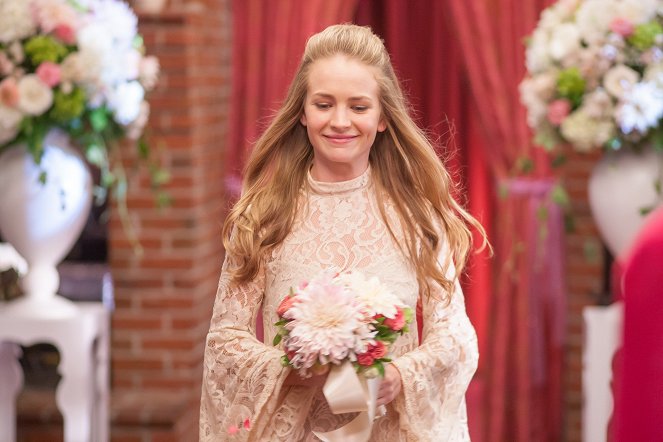 Mother's Day - Photos - Britt Robertson