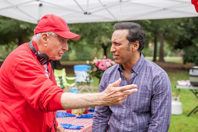 Um Dia de Mãe - De filmagens - Garry Marshall, Aasif Mandvi