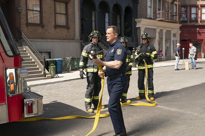 9-1-1 - Season 8 - Buzzkill - Van de set