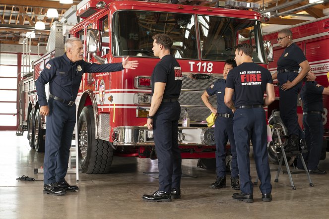 9-1-1 - Season 8 - Buzzkill - Photos