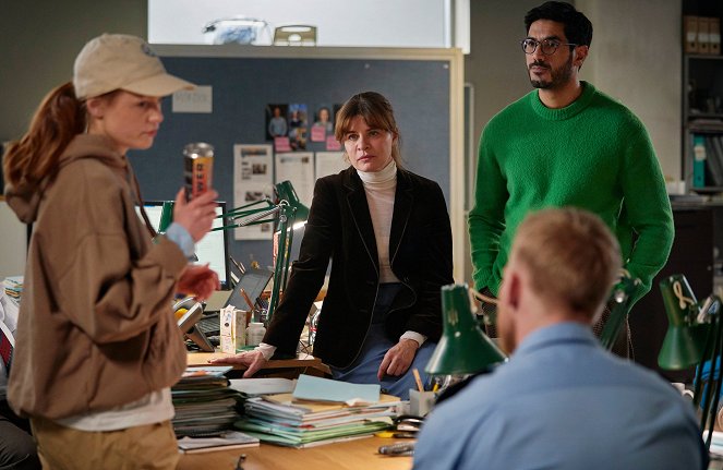 Graverne - Do filme - Mille Dinesen, Afshin Firouzi