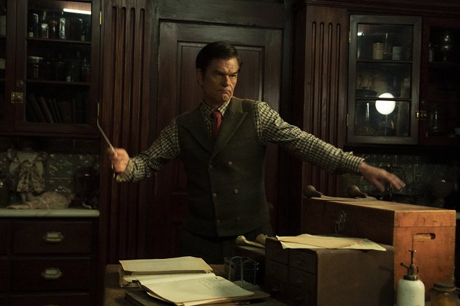 Eric Raber Mayfair Witches - Double Helix (S02E04) (2025) | Galerie - Z epizody ...
