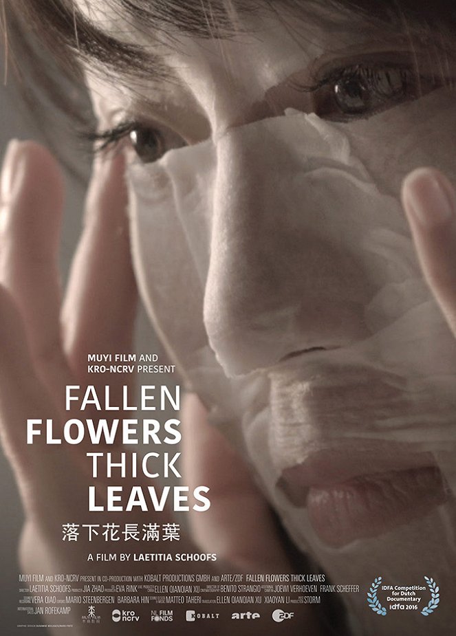 Fallen Flowers Thick Leaves - Plakaty