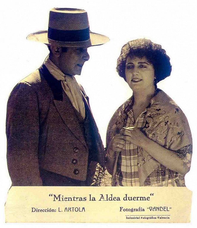 Mientras la aldea duerme - Posters