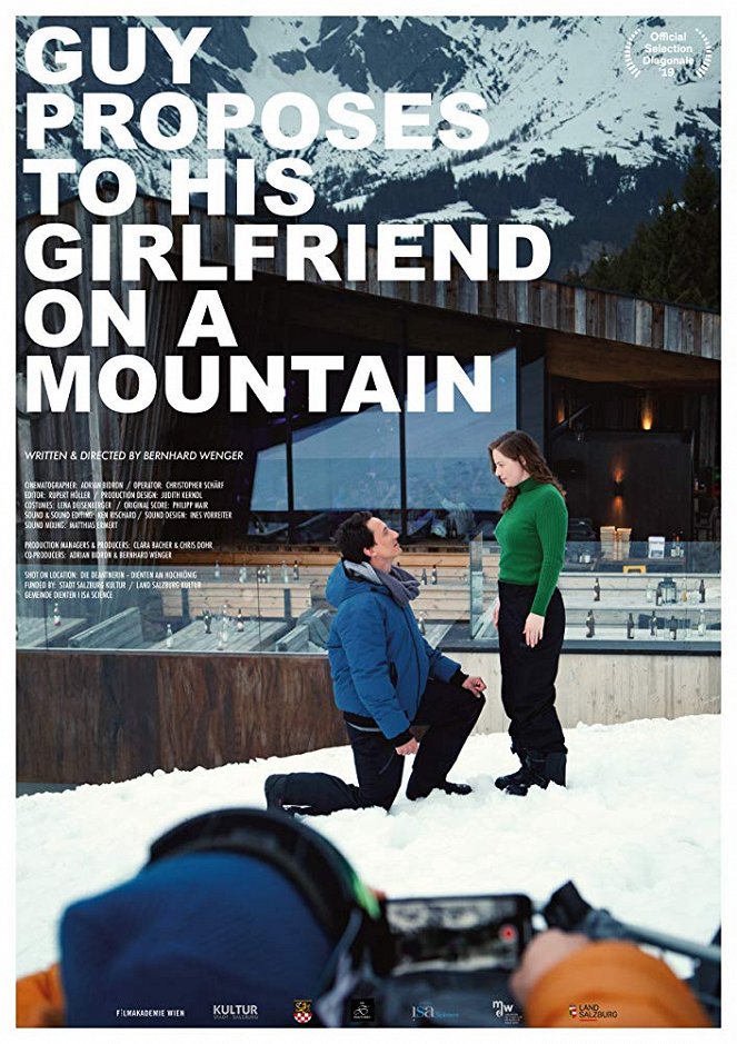 Guy Proposes to His Girlfriend on a Mountain - Plakaty