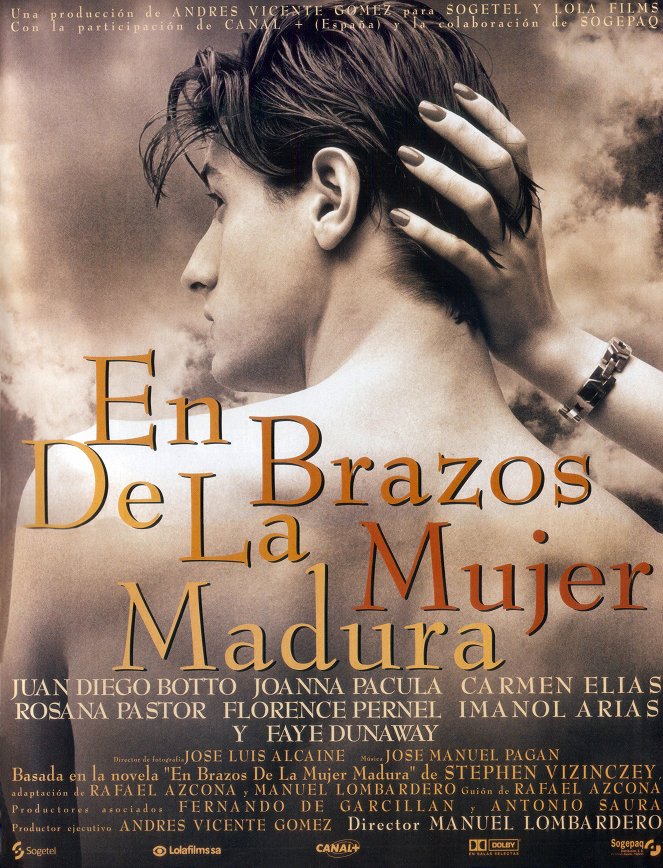 En brazos de la mujer madura - Posters