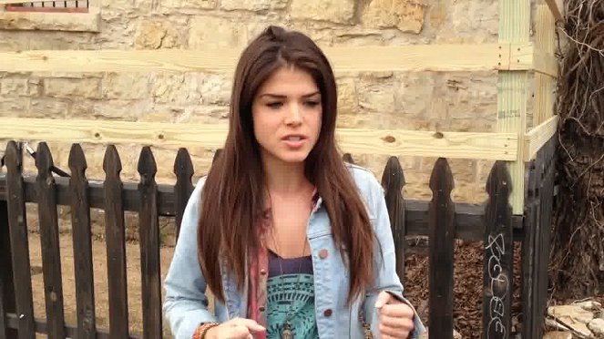 Interview  - Marie Avgeropoulos