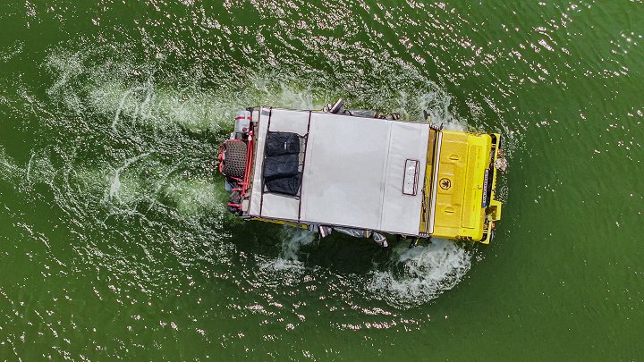 Žlutou žábou do země modrého nebe