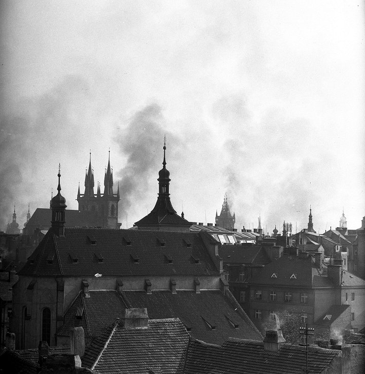 Němci měli tanky, Češi barikády