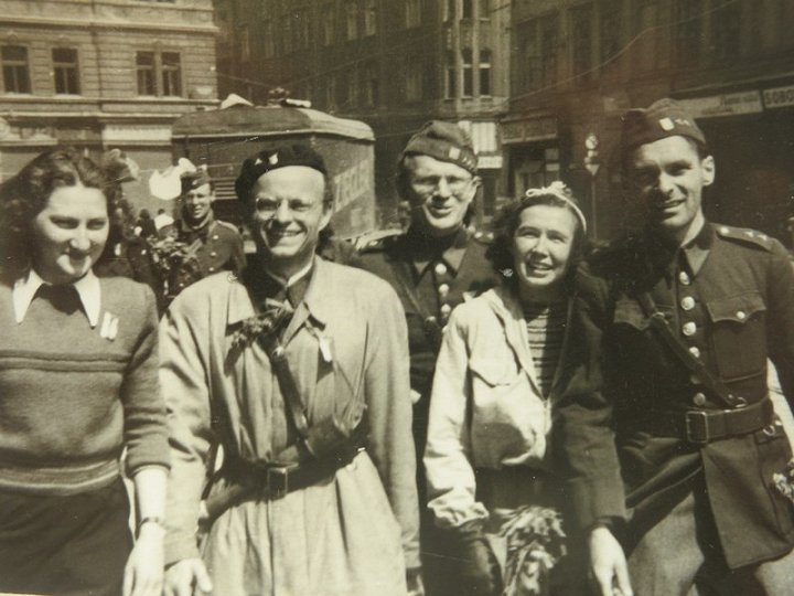 Němci měli tanky, Češi barikády