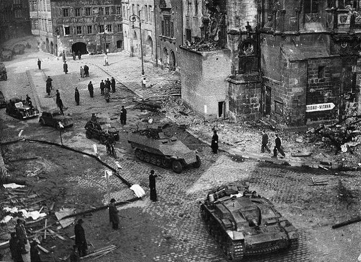 Němci měli tanky, Češi barikády