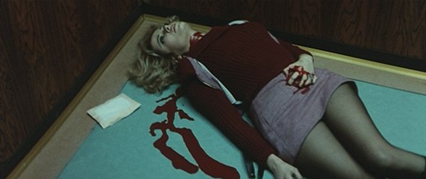 Perché quelle strane gocce di sangue sul corpo di Jennifer? (1972