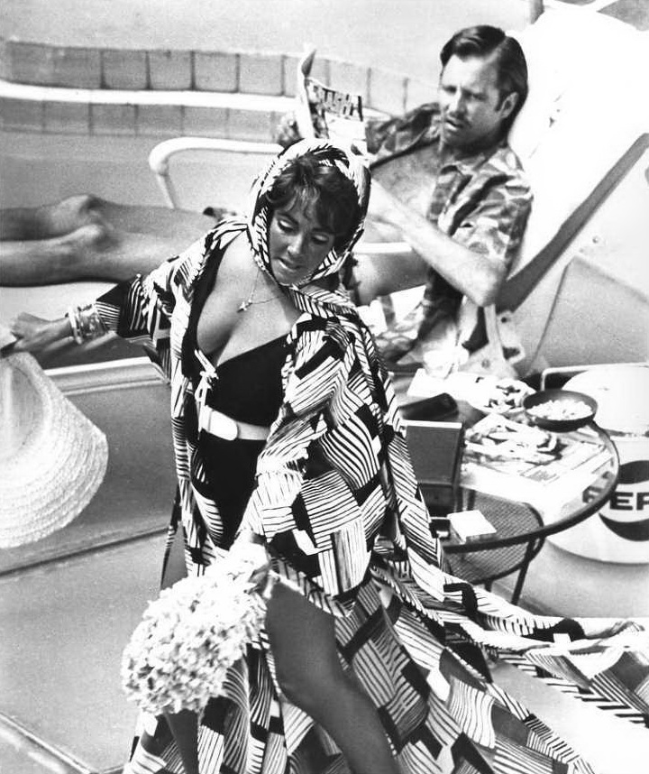 Hammersmith Is Out (1972) ČSFD.cz