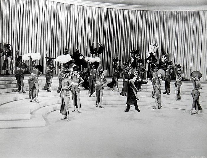 Thousands Cheer (1943) ČSFD.cz