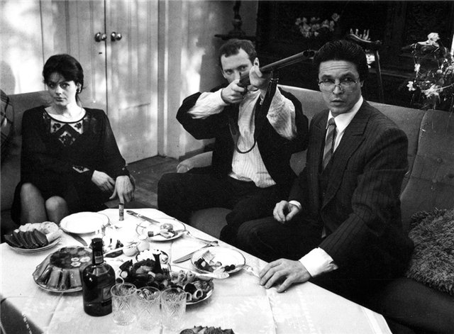 Fotogrāfija ar sievieti un mežakuili (1987) | Galerie - Plakáty | ČSFD.cz