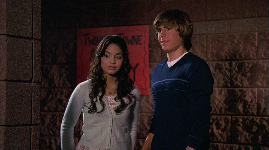 High school musical watch. Классный мюзикл сериал 2006. Зак Эфрон классный мюзикл 1. Зак Эфрон Дисней классный мюзикл. Классный мюзикл фильм 2006 шарпей.