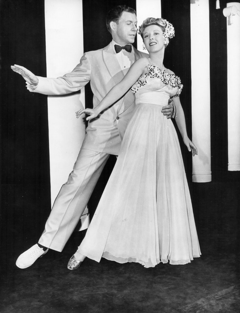 Step Lively (1944) ČSFD.cz