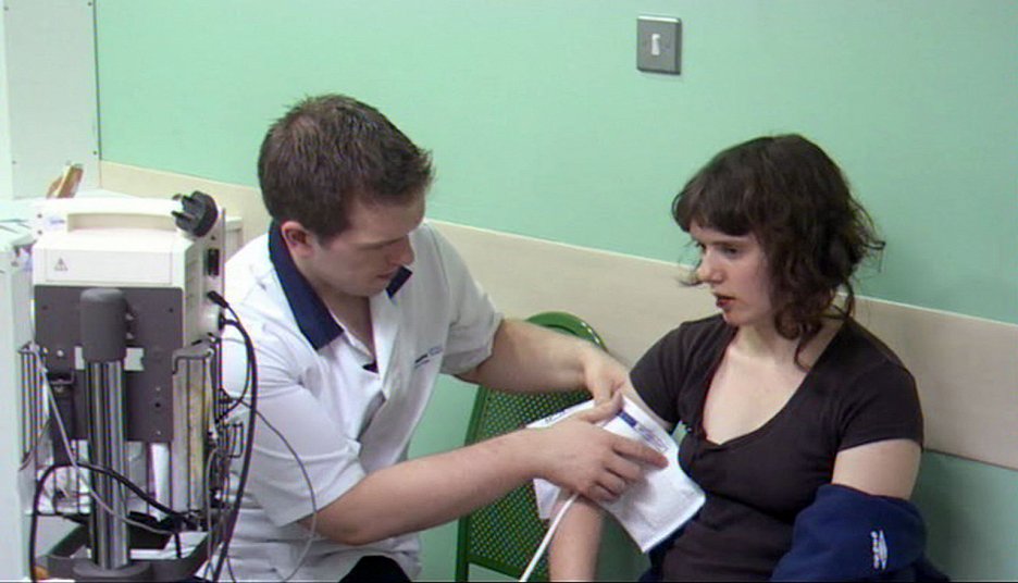 Vari Innes 24 Hours in A&E (2011) | ČSFD.cz