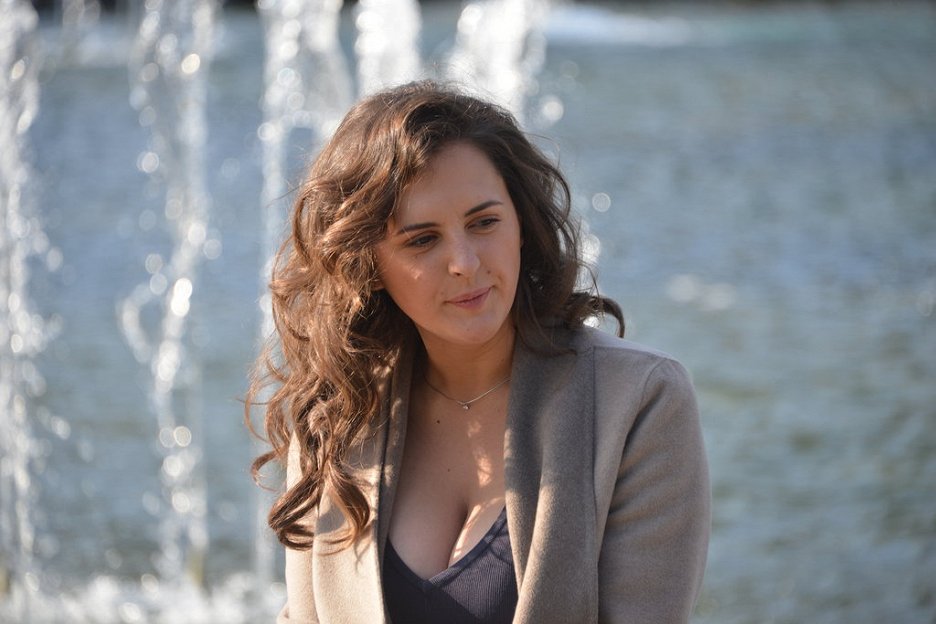 Katta dumbali yalangoch ayollar fotosuratlari