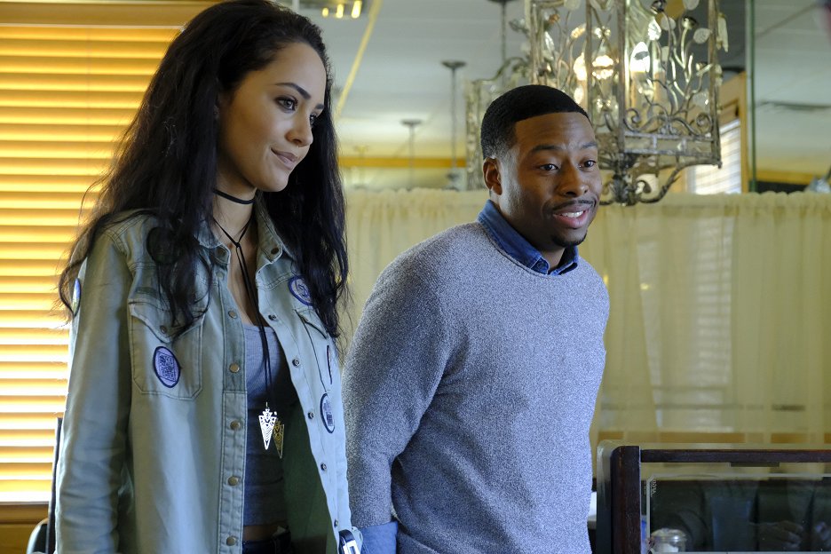 MacGyver Hole Puncher (S01E20) (2017) ČSFD.cz