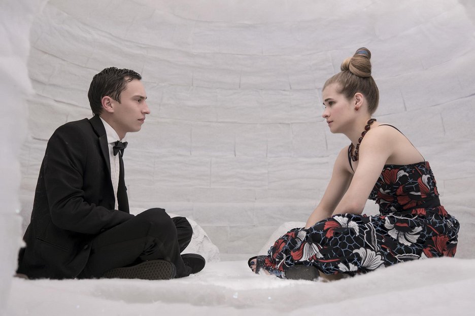 Atypical - The Silencing Properties of Snow (S01E08) (2017) | ČSFD.cz