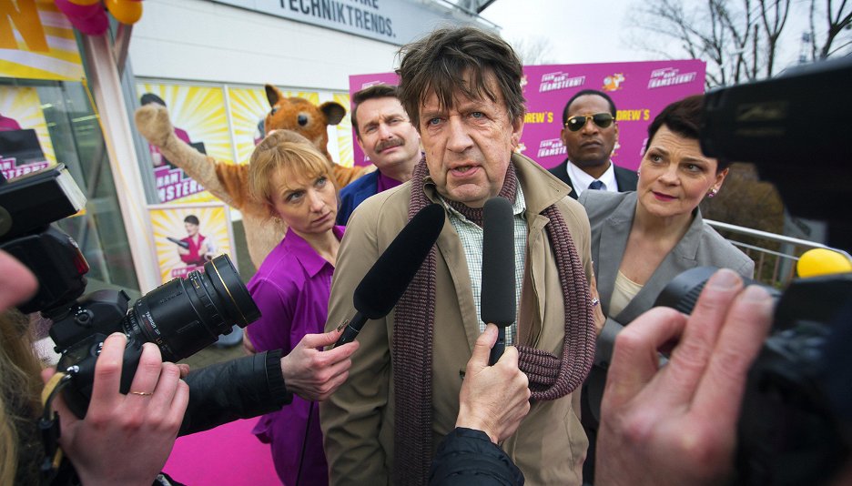 Familie Lotzmann auf den Barrikaden (2017) ČSFD.cz Familie Lotzmann auf den Barrikaden (2017) ČSFD.cz