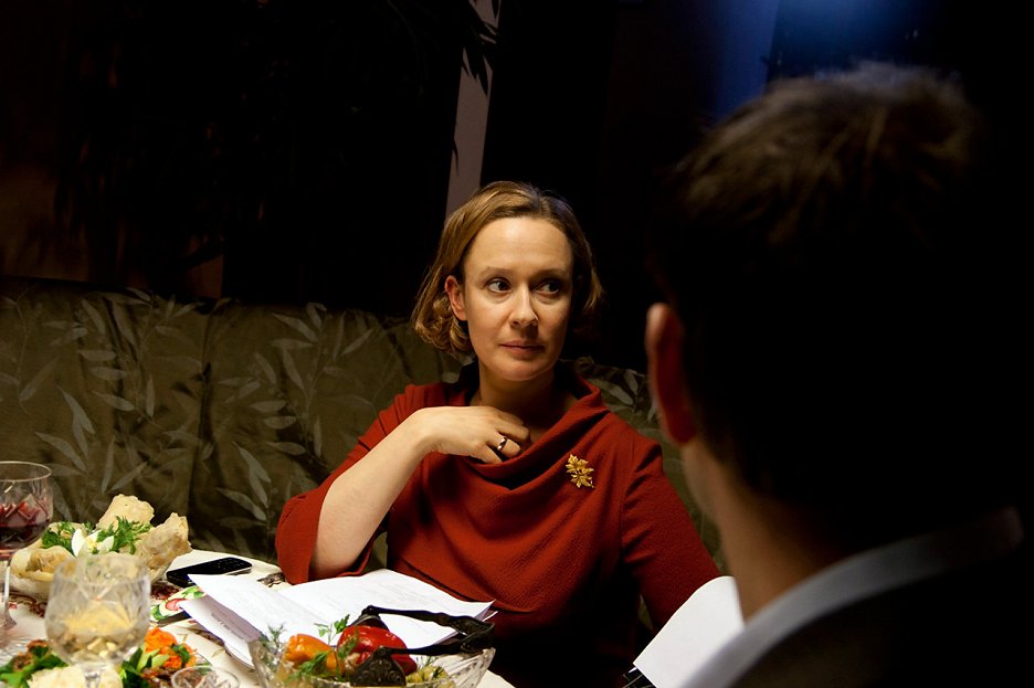 Internetda kiyim almashtirayotgan odamlarga qarash