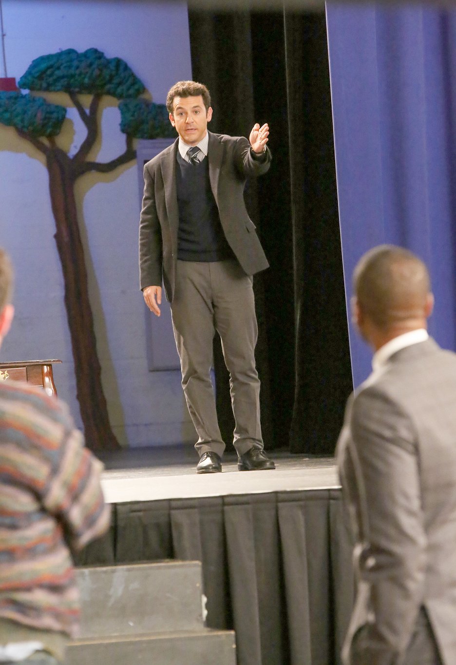 The Grinder Dedicating This One to the Crew (E06) (2015) ČSFD.cz