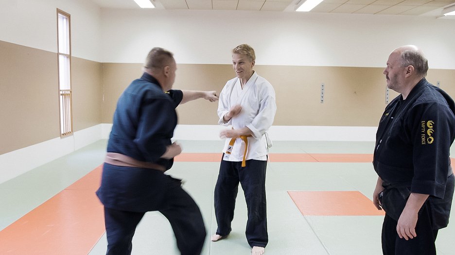 Jaakko Keso Empty Force kaataa ajatuksen voimalla (E01) (2019) ČSFD.cz