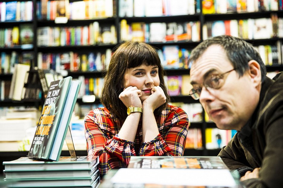 Utopia Episode 2 (S02E02) (2014) ČSFD.cz