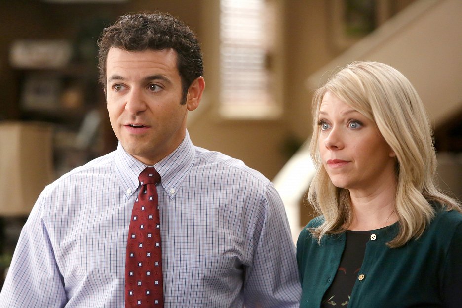 The Grinder The Olyphant in the Room (E10) (2016) ČSFD.cz