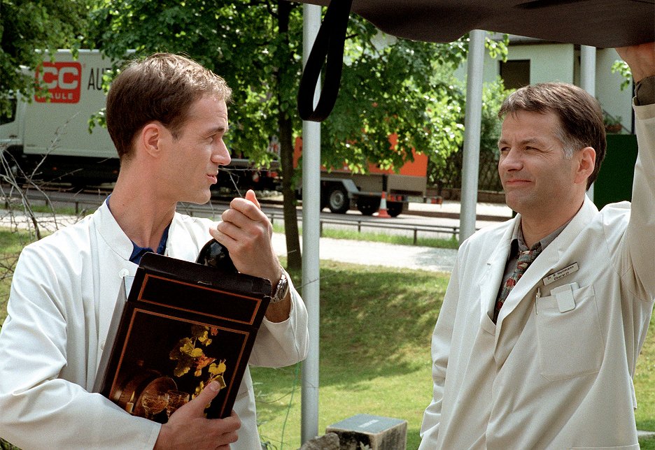 In aller Freundschaft Feuer (S03E15) (2000) ČSFD.cz