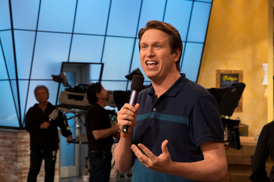 Steven Rasch Crashing - Warm-Up (S01E06) (2017) | ČSFD.cz