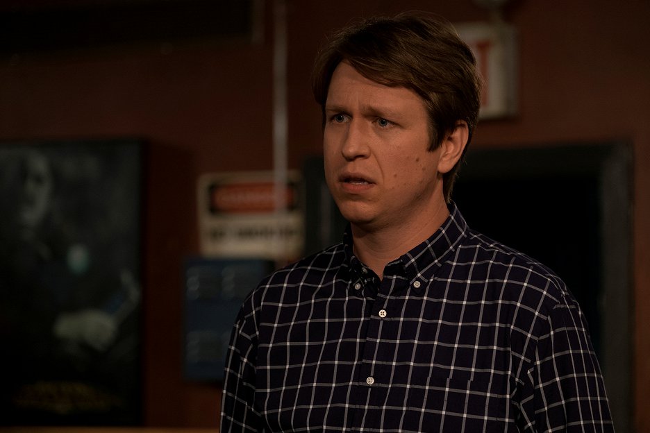 Steven Rasch Crashing - Julie (S01E07) (2017) | ČSFD.cz
