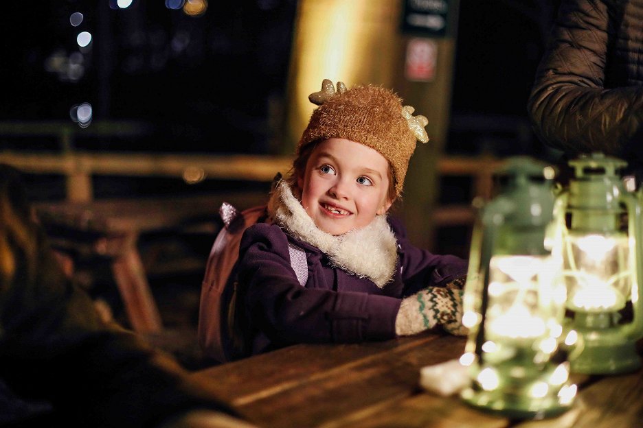 A Very British Christmas (2019) ČSFD.cz