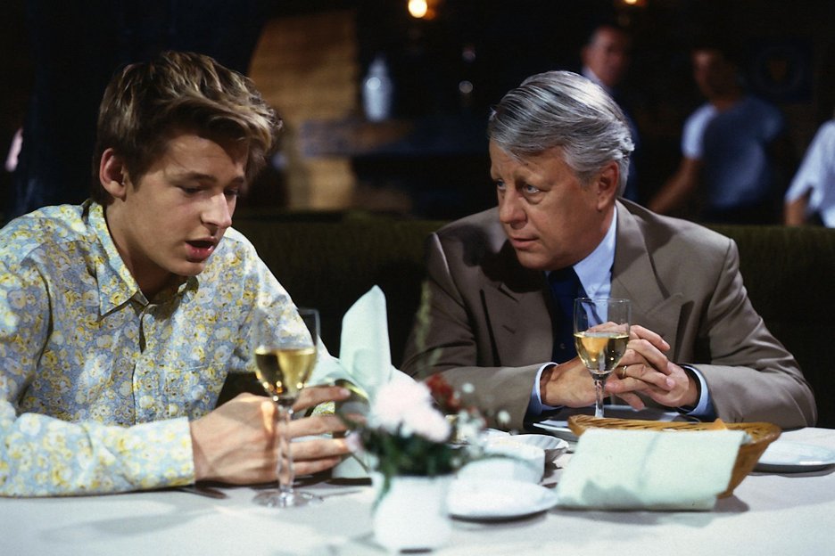 Die Wicherts von nebenan Trennung schmerzt (S02E01) (1988) ČSFD.cz Die Wicherts von nebenan Trennung schmerzt (S02E01) (1988) ČSFD.cz