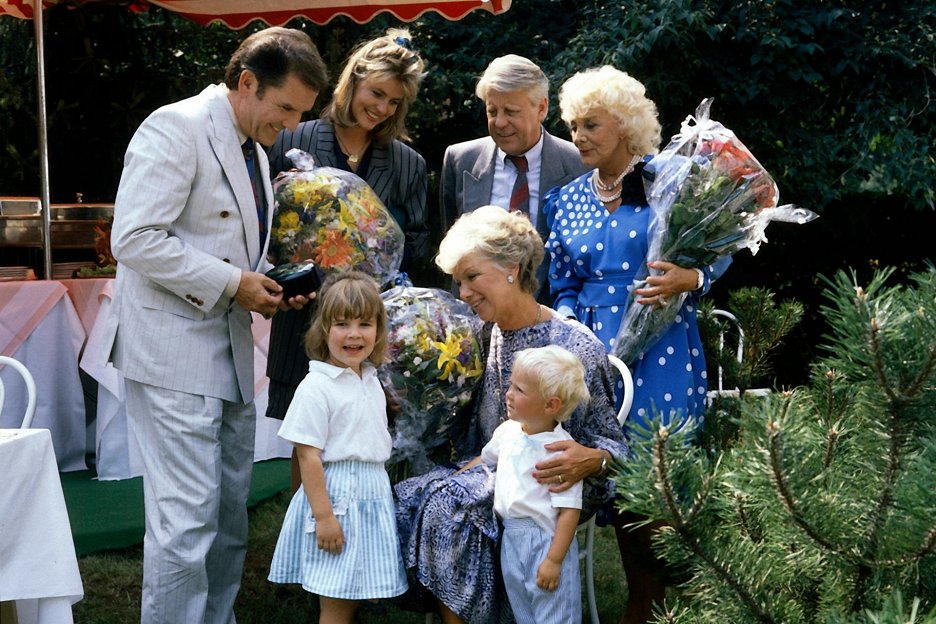 Die Wicherts von nebenan - Hannelore wird 50 (S03E06) (1989) | ČSFD.cz