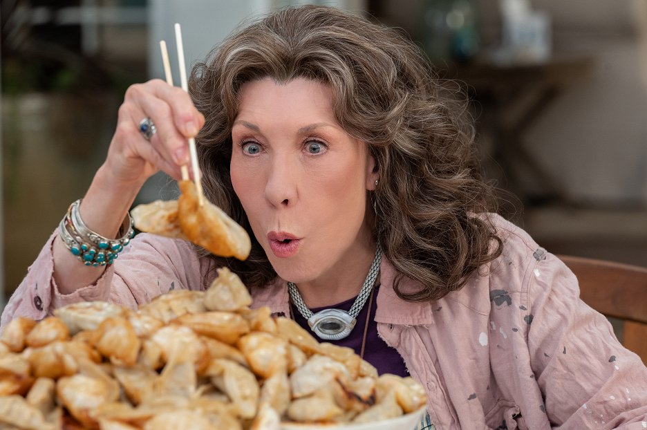 Grace a Frankie Kuře na paprice (S07E14) (2022) ČSFD.cz