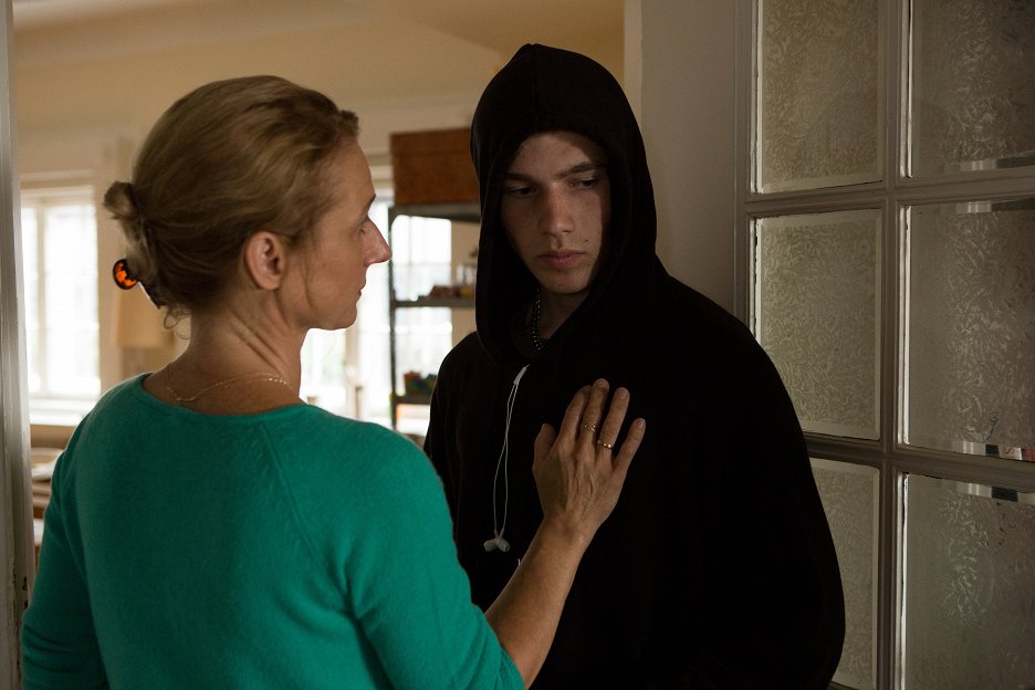 Safe Episode 1 (E01) (2022) ČSFD.cz