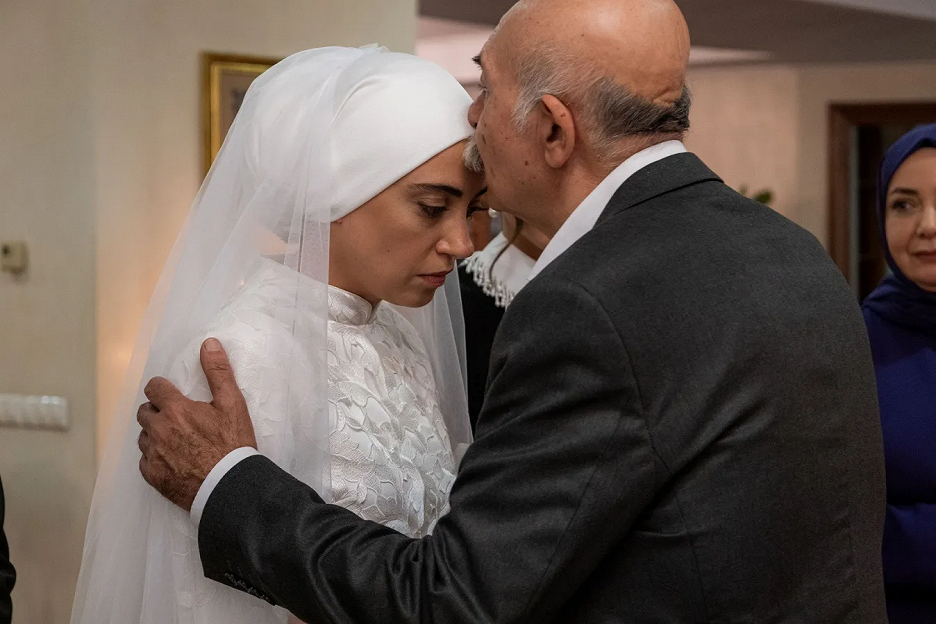 Kızılcık Şerbeti Episode 18 (S01E18) (2023) ČSFD.cz